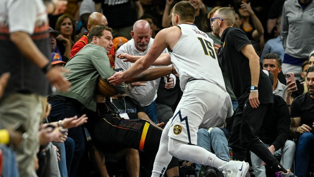 Нікола Йокіч штовхнув власника "Фінікса" і може отримати дискваліфікацію 2 - basket.com.ua Нікола Йокіч штовхнув власника "Фінікса" і може отримати дискваліфікацію 1 - basket.com.ua