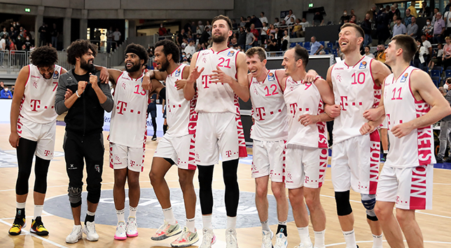 Українці за кордоном: Липовий, Скапінцев, Коренюк 1 - basket.com.ua