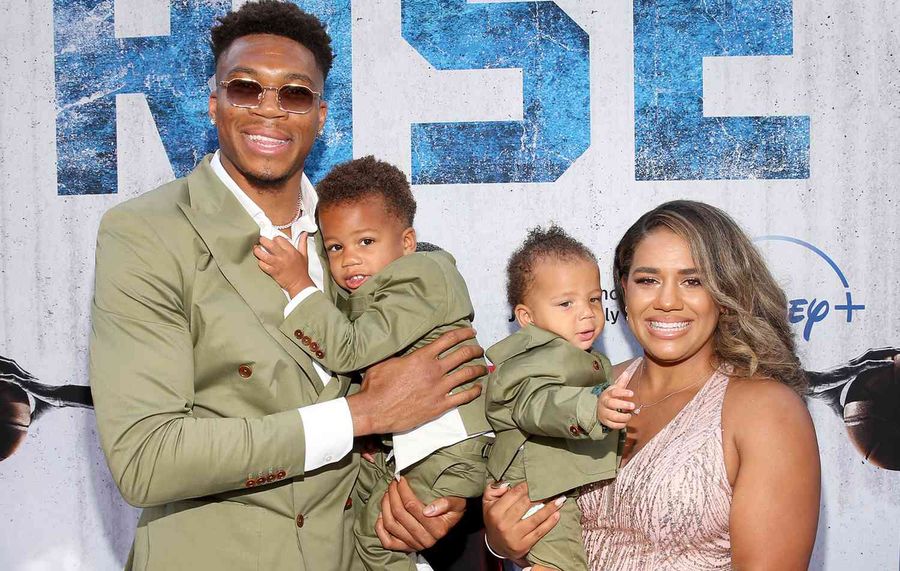 Адетокумбо перед грою з “Пістонсом” розминався зі своїми синами 1 - basket.com.ua