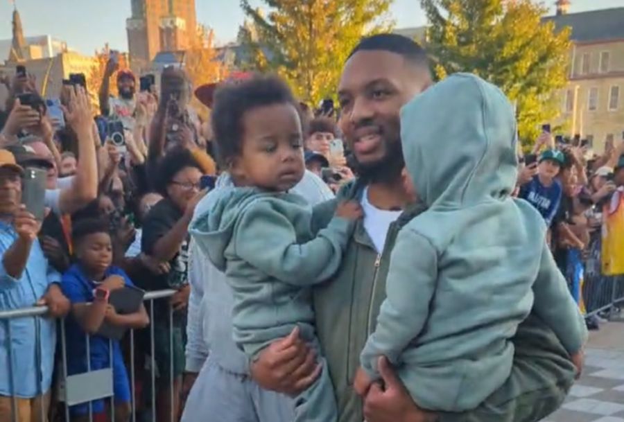 Велика кількість фанатів "Бакс" зустріла Деміана Лілларда 1 - basket.com.ua