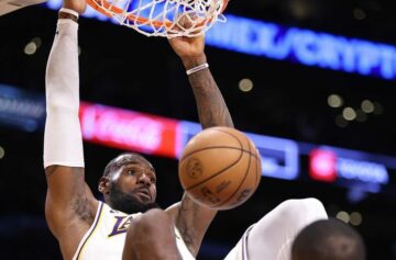 Леброн повторив рекорд Карла Мелоуна за кількістю матчів із 20+ очками за кар'єру 25 - basket.com.ua