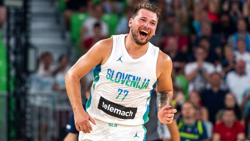 Лука Дончич двічі влучив у кошик від паркету, сидячи на лаві запасних 1 - basket.com.ua