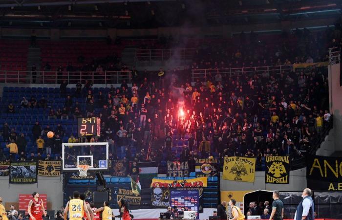 Ліга чемпіонів відкрила дисциплінарне провадження щодо дій фанатів клубу "АЕК" 2 - basket.com.ua Ліга чемпіонів відкрила дисциплінарне провадження щодо дій фанатів клубу "АЕК" 1 - basket.com.ua