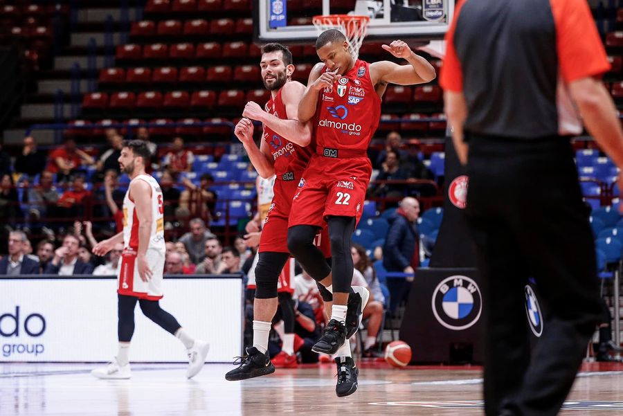 Чемпіонат Італії: "Мілан" здобув розгромну перемогу 2 - basket.com.ua Чемпіонат Італії: "Мілан" здобув розгромну перемогу 1 - basket.com.ua