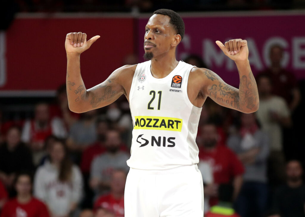 Вболівальник "Црвени Звєзди" обізвав матір гравця "Партизана" мавпою. Баскетболіст відповів 2 - basket.com.ua Вболівальник "Црвени Звєзди" обізвав матір гравця "Партизана" мавпою. Баскетболіст відповів 1 - basket.com.ua