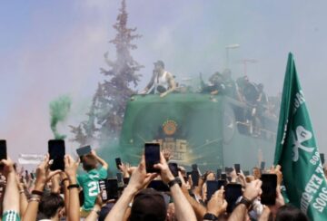 20 тисяч вболівальників "Панатінаїкоса" зустріли команду на чемпіонському параді 54 - basket.com.ua