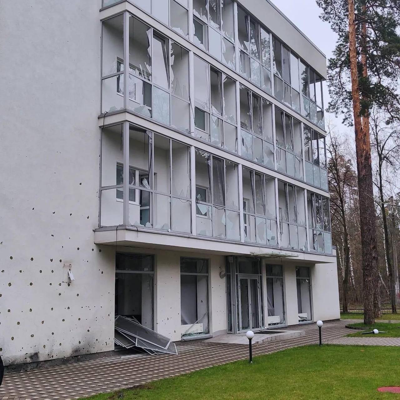 <strong>Російські окупанти зруйнували базу під Києвом, де тренувались баскетбольні збірні: фото</strong> 11 - basket.com.ua