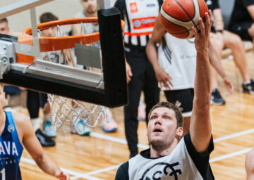 Українці за кордоном: Новицький, Дзюба 37