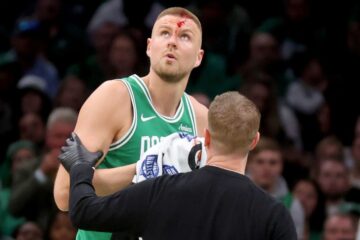 Крістапс Порзінгіс отримав криваву травму обличчя після жорсткого прийому суперника в плей-офф НБА 35