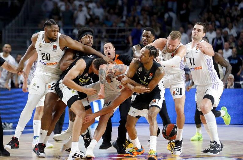 Гравці "Реала" і "Партизана" прокоментували свою масову бійку 2 - basket.com.ua Гравці "Реала" і "Партизана" прокоментували свою масову бійку 1 - basket.com.ua