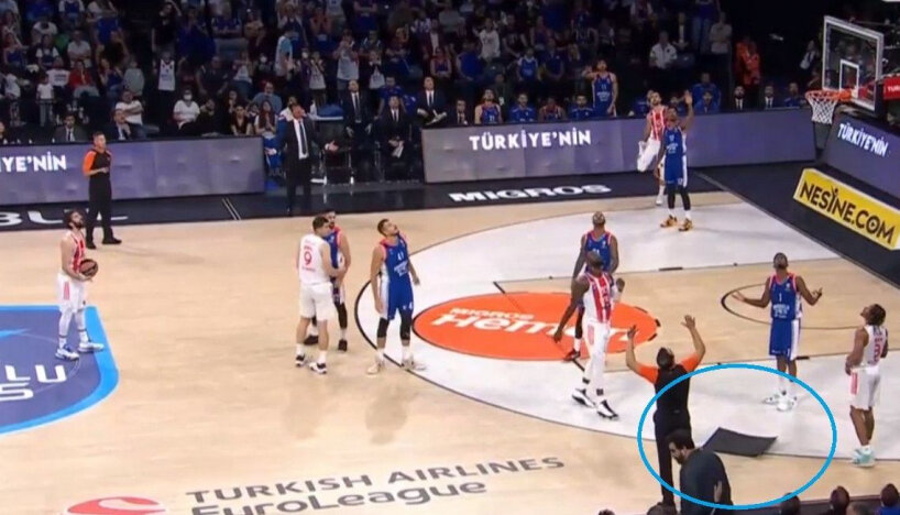 У матчі Євроліги на паркет впав уламок даху 2 - basket.com.ua У матчі Євроліги на паркет впав уламок даху 1 - basket.com.ua