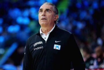 Журналісти влаштували овації іменитому тренеру, чия збірна не зуміла вийти в плей-оф Євробаскета-2025 25