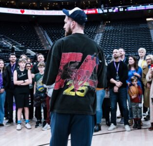 "Сподіваюсь, все скоро закінчиться". Михайлюк виступив з промовою перед українцями в Юті після гри НБА 39