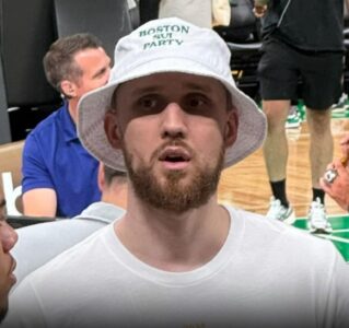 Святослав Михайлюк вразив американців своїм зовнішнім виглядом на чемпіонському параді "Бостона" 61 - basket.com.ua