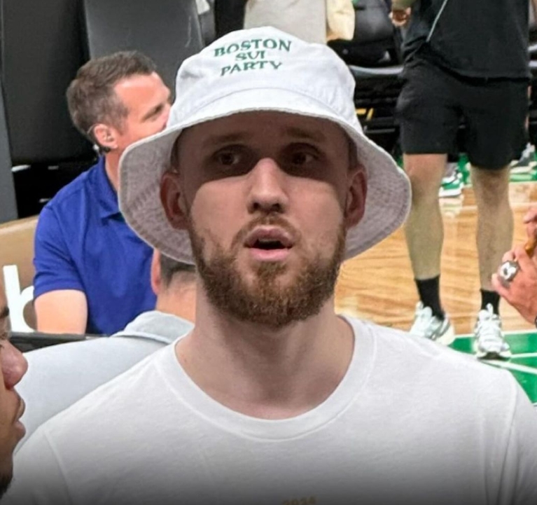 Святослав Михайлюк вразив американців своїм зовнішнім виглядом на чемпіонському параді "Бостона" 1 - basket.com.ua