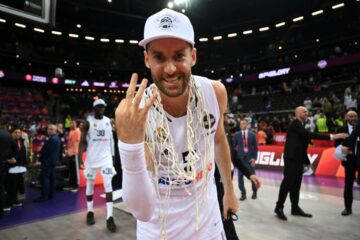 Легенда "Реала" і збірної Іспанії оголосив про завершення кар'єри 32