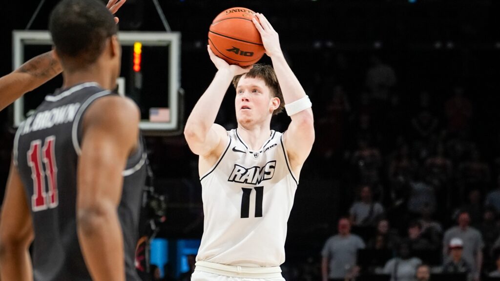 Максим Шульга повернувся до Вірджинії та не гратиме за Вілланову 2 - basket.com.ua Максим Шульга повернувся до Вірджинії та не гратиме за Вілланову 1 - basket.com.ua