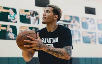 Гравець "Сан-Антоніо" влучив штрафний кидок однією рукою 31