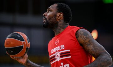 Двох гравців "Олімпіакоса" пограбували 23