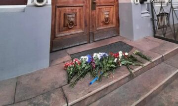 Латвійські вболівальники принесли квіти під двері посольства Франції в Ризі 33 - basket.com.ua