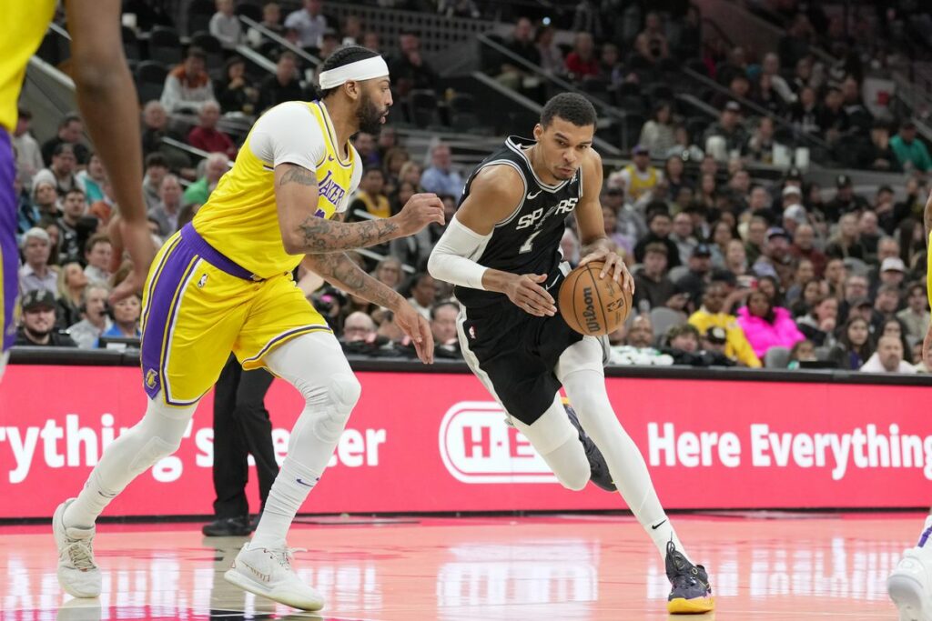 Віктор Вембаньяма встановив рекорд НБА в матчі з "Лейкерс" 2 - basket.com.ua Віктор Вембаньяма встановив рекорд НБА в матчі з "Лейкерс" 1 - basket.com.ua
