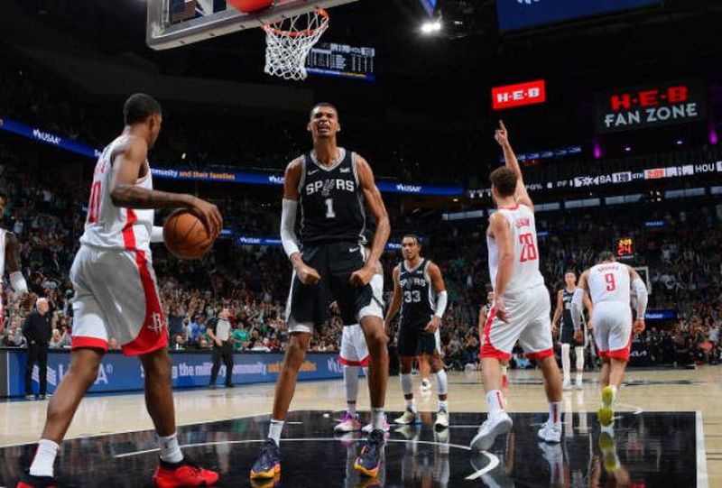 Віктор Вембаньяма оформив свій перший дабл-дабл в НБА 2 - basket.com.ua Віктор Вембаньяма оформив свій перший дабл-дабл в НБА 1 - basket.com.ua