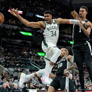 Янніс Адетокумбо висловився про Віктора Вембаньяму після першої гри проти нього 49 - basket.com.ua