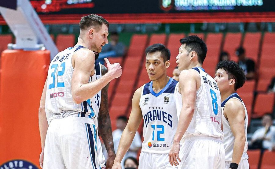 Українці за кордоном: Грицак, Зайцев, Антіпов, Войналович 1