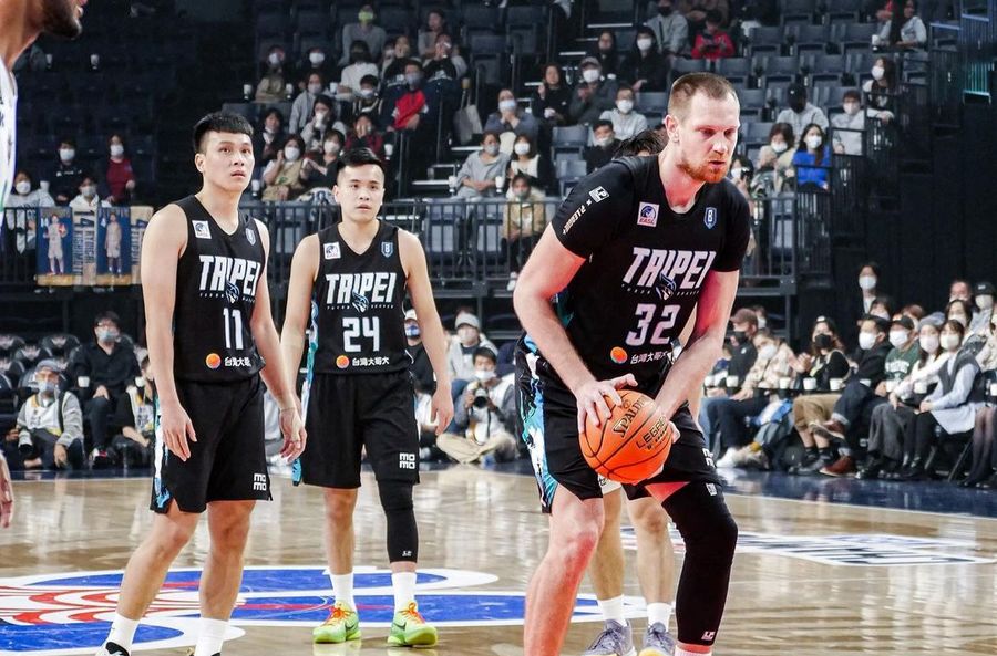 Українці за кордоном: Антіпов, Бояркін, Тітов, Зайцев, Чумаков, Новицький, Кожем'якін набрав 34 очка 1