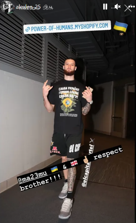 Сандро Мамукелашвілі прийшов на матч плейоф НБА у футболці з надписом «Слава Україні» 4 - basket.com.ua Сандро Мамукелашвілі прийшов на матч плейоф НБА у футболці з надписом «Слава Україні» 3 - basket.com.ua