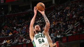 Сандро Мамукелашвілі прийшов на матч плейоф НБА у футболці з надписом «Слава Україні» 53 - basket.com.ua