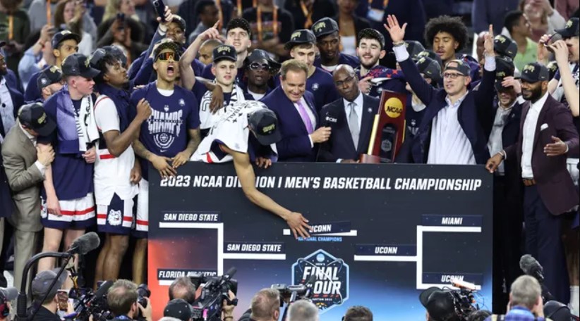 NCAA. Коннектикут виграв у фіналі у Сан-Дієго Стейт 2 - basket.com.ua NCAA. Коннектикут виграв у фіналі у Сан-Дієго Стейт 1 - basket.com.ua