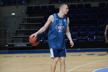 Українці за кордоном: Близнюк, Зотов, Ковальов, Мироненко, Сергєєв, Бринюк, Уро-Ніле 23